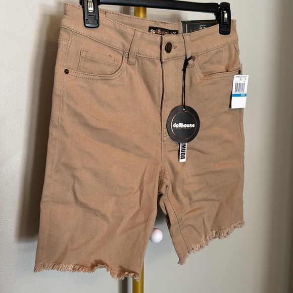 Dollhouse tan classic Bermuda shorts NWT 9/10 - Picture 1 of 10